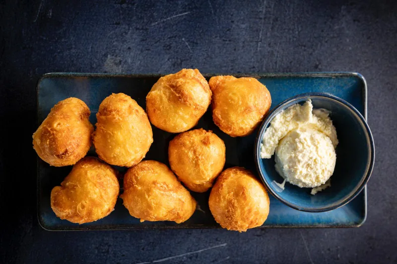 Uštipci (frittelle di pasta) con kajmak